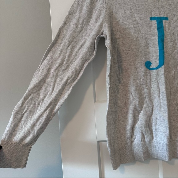 Size L grey Old Navy sweater with the monogram J - Picture 5 of 5